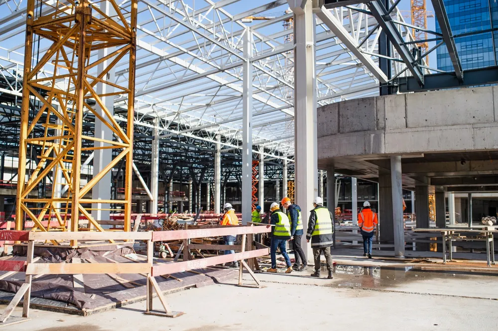  Byggeplads med entrprenør og undertreprenør påført gule sikkerhedsveste